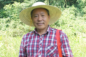 長(zhǎng)篇小說(shuō)獎(jiǎng)：獲獎(jiǎng)作品《白虎寨》作者：李傳鋒（土家族）         創(chuàng)作感言　　我采用現(xiàn)實(shí)主義手法，多角度聚焦貧困山村，近距離體察鮮活農(nóng)事，思考社會(huì)變革。我盡量使作品有著豐富的“三農(nóng)”信息，讓作品跳動(dòng)著強(qiáng)勁的時(shí)代脈搏。我沒(méi)有過(guò)多地關(guān)注寫(xiě)作的技術(shù)，而是將心血灌注于鮮活的物事。就像唱山歌一樣，激情一來(lái)，就高興地吼幾嗓子。《白虎寨》就是我為中國(guó)扶貧事業(yè)獻(xiàn)唱的一首山歌。