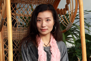 中短篇小說(shuō)獎(jiǎng)：獲獎(jiǎng)作品《呼喊到達(dá)的距離》作者：和曉梅（納西族）         創(chuàng)作感言　　《呼喊到達(dá)的距離》中的7部中短篇小說(shuō)創(chuàng)作于2009年至2012年之間，我承認(rèn)這是我創(chuàng)作生涯中比較艱難的時(shí)期，因?yàn)槲乙恢痹谒伎忌贁?shù)民族文學(xué)在當(dāng)下文學(xué)中存在的價(jià)值和意義，也在努力探索納西族文學(xué)現(xiàn)代表達(dá)的渠道和方式。這個(gè)過(guò)程中，無(wú)法回避在同時(shí)書(shū)寫(xiě)現(xiàn)代性和民族性的時(shí)候，從心理到文字之間存在的距離。