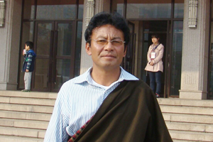 中短篇小說(shuō)獎(jiǎng)：獲獎(jiǎng)作品《無(wú)雪冬日》作者：德本加（藏族）         創(chuàng)作感言　　文字是最豐富多彩又最復(fù)雜深?yuàn)W的事物。我是一個(gè)被文字的養(yǎng)分滋潤(rùn)過(guò)的人，因此對(duì)文字有很深的感情。經(jīng)歷了從盲目的人生到回頭探尋人生意義的漫長(zhǎng)旅程，我深深體會(huì)到了文字無(wú)可比擬的力量和無(wú)與倫比的魅力。可以說(shuō)這一切是我進(jìn)行小說(shuō)創(chuàng)作最根本的動(dòng)力。