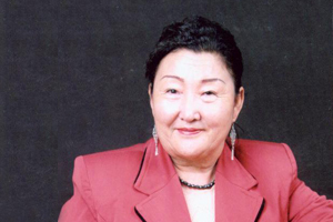 中短篇小說(shuō)獎(jiǎng)：獲獎(jiǎng)作品《幸福的氣息》作者：努瑞拉·合孜汗（哈薩克族）         創(chuàng)作感言　　在網(wǎng)上看到自己獲得“駿馬獎(jiǎng)”的消息時(shí)，我簡(jiǎn)直不敢相信自己的眼睛。太好了！高興極了！這給予那些“靠關(guān)系獲獎(jiǎng)”的說(shuō)法一個(gè)狠狠的打擊。另外，我的作品主要書(shū)寫(xiě)真人真事，主題還比較現(xiàn)代，但是有些人認(rèn)為我的寫(xiě)法太傳統(tǒng)、老舊了?，F(xiàn)在看來(lái)，不是我想象的那樣，我就更加激動(dòng)了。