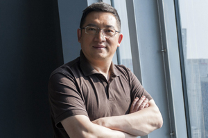 報(bào)告文學(xué)獎(jiǎng)：獲獎(jiǎng)作品《方大曾：消失與重現(xiàn)》作者：馮雪松（回族）         創(chuàng)作感言　　寫(xiě)作《方大曾：消失與重現(xiàn)》的過(guò)程，是我作為一名新聞人，職業(yè)理想不斷升華的過(guò)程。我始終相信，不用內(nèi)心去感知，鏡頭是虛浮的，不用雙腳去丈量，解說(shuō)詞是沒(méi)有溫度的，真正的紀(jì)錄者應(yīng)該追求嚴(yán)謹(jǐn)和真實(shí)，而不是炫技和討好。