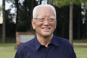 報(bào)告文學(xué)獎(jiǎng)：獲獎(jiǎng)作品《這里是紅軍走過(guò)的地方》作者：降邊嘉措（藏族）         創(chuàng)作感言　　長(zhǎng)征也是文藝創(chuàng)作取之不盡、用之不竭的豐富源泉。早在10多年前，在親身參加過(guò)長(zhǎng)征的老紅軍的鼓勵(lì)和指導(dǎo)下，我開(kāi)始撰寫(xiě)反映長(zhǎng)征的長(zhǎng)篇紀(jì)實(shí)文學(xué)《這里是紅軍走過(guò)的地方》。該書(shū)后來(lái)得到作協(xié)的支持，被列為中國(guó)作協(xié)的重點(diǎn)扶持作品。作品于2013年由作家出版社出版……