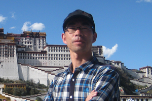 詩(shī)歌獎(jiǎng)：獲獎(jiǎng)作品《茶馬古道記》作者：何永飛（白族）         創(chuàng)作感言　　創(chuàng)作《茶馬古道記》，我就是想以趕馬哥的姿態(tài)，把古道上的詩(shī)意、濃情、感動(dòng)、美妙、圣潔等馱在文字的騾馬之背上，然后翻過(guò)俗念之山、跨過(guò)惡行之水，去修復(fù)破損的人心和世道。我想，稍微停頓修整一下，我又得趕著我敬畏的文字，繼續(xù)翻山越嶺，向夢(mèng)想的春天進(jìn)發(fā)。