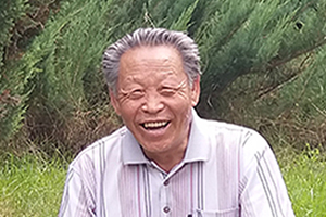 詩(shī)歌獎(jiǎng)：獲獎(jiǎng)作品《崔龍官詩(shī)選集》作者：崔龍官（朝鮮族）         創(chuàng)作感言　　在這本詩(shī)選集中，可以說(shuō)是以“虛”與“靜”為思想底色的，其核心技巧則應(yīng)該說(shuō)是意象的創(chuàng)造。思想、經(jīng)驗(yàn)、技巧，如一條條縱橫交錯(cuò)的絲線，共同織成了一段綢布。我進(jìn)行詩(shī)歌創(chuàng)作時(shí)，在語(yǔ)言功能的發(fā)揮上格外下了點(diǎn)功夫。至于這一段綢布的質(zhì)量究竟如何，我心里還沒(méi)譜。 