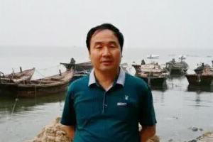 詩(shī)歌獎(jiǎng)：獲獎(jiǎng)作品《風(fēng)中撿拾的草葉與月光》作者：妥清德（裕固族）         創(chuàng)作感言　　因?yàn)樵?shī)歌，我常常在夕陽(yáng)落去時(shí)，站在被風(fēng)吹涼的田埂上，回望草原和昨天的時(shí)光，回望那些與我生命有關(guān)的寂寞和惆悵，回望月光下吹笛子的裕固族姑娘。也許，只有這種回望能縮短我的痛苦和孤獨(dú)，讓我的詩(shī)歌生動(dòng)起來(lái)，讓我的生活真實(shí)起來(lái)。