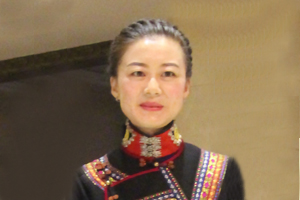 詩(shī)歌獎(jiǎng)：獲獎(jiǎng)作品《好時(shí)光》作者：魯娟（彝族）         創(chuàng)作感言　　從故鄉(xiāng)的起點(diǎn)出發(fā)，怎樣去尋找一種最適合表達(dá)自己的方式，這是我一直要摸索探尋的路。繆斯女神找到了我，詩(shī)歌這雙看不見(jiàn)的翅膀，帶領(lǐng)我從平凡、瑣碎、黯淡的日常生活中提升，擦亮被灰塵蒙敝已久、無(wú)處不在的詩(shī)意，教會(huì)我從黯淡的生活中提煉出一束束閃閃發(fā)光的金薔薇。