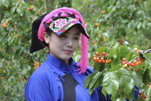 散文獎(jiǎng)：獲獎(jiǎng)作品《凹村》作者：雍措（藏族）         創(chuàng)作感言　　花幾年的時(shí)間書(shū)寫(xiě)《凹村》，寫(xiě)我熟悉的故鄉(xiāng)，其實(shí)我是站在凹村之中，或凹村之外?！栋即濉肥莻€(gè)概念性的村落，甚至沒(méi)有邊界，沒(méi)有語(yǔ)言的隔閡。“凹村”不僅是一個(gè)地理名詞，它更是存在于我的精神世界，是我永遠(yuǎn)渴望達(dá)到的一個(gè)精神高度。