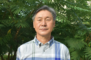 散文獎(jiǎng)：獲獎(jiǎng)作品《話(huà)說(shuō)歷史的江——圖們江》作者：金寬雄（朝鮮族）         創(chuàng)作感言　　從語(yǔ)言分布的角度上看，中國(guó)的朝鮮語(yǔ)和其他少數(shù)民族語(yǔ)言與納瓦霍語(yǔ)的狀況相類(lèi)似，使用的人群小。然而，少數(shù)民族的語(yǔ)言和文字，和漢語(yǔ)言文字一樣，是中國(guó)語(yǔ)言文化中不可或缺的因素，她們有奇芳異彩，正是這些異彩紛呈的花朵裝點(diǎn)著整個(gè)中華民族語(yǔ)言文化的大花園。