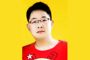 散文獎(jiǎng)：獲獎(jiǎng)作品《露水碩大》作者：楊犁民（苗族）         創(chuàng)作感言　　就我個(gè)人而言，精神家園永遠(yuǎn)只是個(gè)草案，像修房子一樣立了幾根木棒，上了幾根大梁——它永遠(yuǎn)不會(huì)有建成的一天。但是它又永遠(yuǎn)沒(méi)有停下來(lái)的一天。就像我無(wú)數(shù)次看過(guò)的螞蟻，辛勤奔勞絕不是為一粒食物那么簡(jiǎn)單，一定有另一種不為人知的價(jià)值和意義。人在有自己的世俗生活的同時(shí)，還應(yīng)該有自己的精神生活。