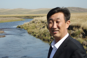 散文獎(jiǎng)：獲獎(jiǎng)作品《蒙古密碼》作者：特·官布扎布（蒙古族）         創(chuàng)作感言　　經(jīng)過(guò)與遠(yuǎn)去的古老往事反復(fù)對(duì)話(huà)，經(jīng)過(guò)對(duì)錯(cuò)綜復(fù)雜的歷史腳印進(jìn)行反復(fù)的辨識(shí)，經(jīng)過(guò)對(duì)千古英雄們遠(yuǎn)去背影的反復(fù)打量，我終于發(fā)現(xiàn)了一個(gè)存在于世界東方的古老生存圈，發(fā)現(xiàn)了讓遠(yuǎn)古勇士們拼殺不止的事由原委，發(fā)現(xiàn)了人們圍繞生存資源進(jìn)行追逐的目的所在，發(fā)現(xiàn)了偉大祖國(guó)一體統(tǒng)一而不可分割的歷史鐵證……