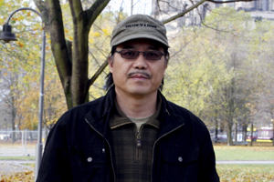 散文獎(jiǎng)：獲獎(jiǎng)作品《新疆時(shí)間》作者：黃毅（壯族）         創(chuàng)作感言　　新疆給了我一切，她讓我有了結(jié)實(shí)的肉體和健全的精神，而我能做的只是用我的一支禿筆來(lái)書(shū)寫(xiě)她，她給予我的是那么多，而我做的卻是那么微不足道，窮盡畢生寫(xiě)新疆是我的責(zé)任亦是我的大幸。