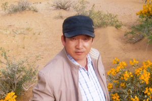 翻譯獎(jiǎng)：蒙古文譯漢文作者：馬英（蒙古族）         創(chuàng)作感言　　文學(xué)翻譯的要理在于“信、達(dá)、雅”，詩(shī)歌也好，小說(shuō)也好，都遵循這個(gè)原則。我的文學(xué)翻譯實(shí)踐也是基本按著這個(gè)軌跡進(jìn)行的。從蒙古文譯成漢語(yǔ)的時(shí)候，最難的是民俗民風(fēng)、宗教文化、游牧生活的內(nèi)容以及與之相對(duì)應(yīng)的詞匯。要知道，蒙古語(yǔ)中的許多詞匯，在漢語(yǔ)詞典里是找不到的，蒙漢詞典里也找不到……