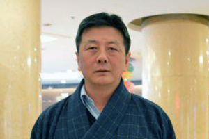 翻譯獎(jiǎng)：藏文譯漢文作者：久美多杰（藏族）         創(chuàng)作感言　　民族文學(xué)的翻譯是民族間的文化交流，它起著溝通各族人民思想感情的橋梁與紐帶作用，對(duì)于促進(jìn)各民族之間互相理解、相互尊重，增進(jìn)團(tuán)結(jié)友誼、構(gòu)建和諧社會(huì)具有重要的意義。感謝中國(guó)作家協(xié)會(huì)，獎(jiǎng)勵(lì)了我一匹駿馬，鼓勵(lì)我繼續(xù)做好文學(xué)翻譯工作。我會(huì)珍惜這份榮譽(yù)。