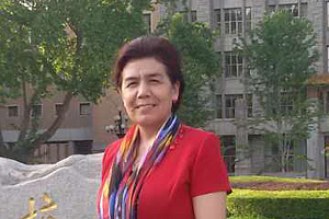 翻譯獎(jiǎng)：維吾爾文譯漢文作者：姑麗娜爾·吾甫力（維吾爾族）         創(chuàng)作感言　　正因?yàn)檫@部作品在當(dāng)代維吾爾文學(xué)創(chuàng)作中的重要地位、突出的社會(huì)現(xiàn)實(shí)意義，以及作者豐富的歷史文化知識(shí)和嫻熟的創(chuàng)作技巧、高尚的人格魅力，都吸引我閱讀、思考，進(jìn)而產(chǎn)生了想把作品翻譯成漢語(yǔ)，讓更廣大的各民族讀者能通過(guò)漢語(yǔ)了解這部作品，了解維吾爾族歷史文化……