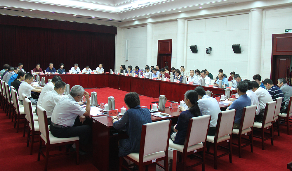 7月21日，第十一屆全國(guó)少數(shù)民族文學(xué)創(chuàng)作“駿馬獎(jiǎng)”評(píng)獎(jiǎng)委員會(huì)第一次全體會(huì)現(xiàn)場(chǎng)