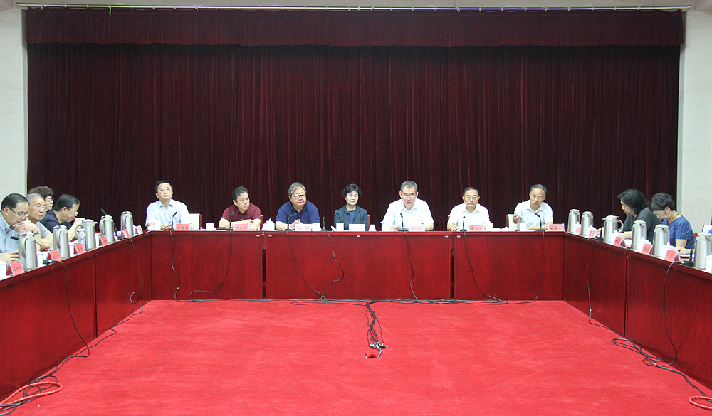 7月21日，第十一屆全國(guó)少數(shù)民族文學(xué)創(chuàng)作“駿馬獎(jiǎng)”評(píng)獎(jiǎng)委員會(huì)第一次全體會(huì)議在京舉行