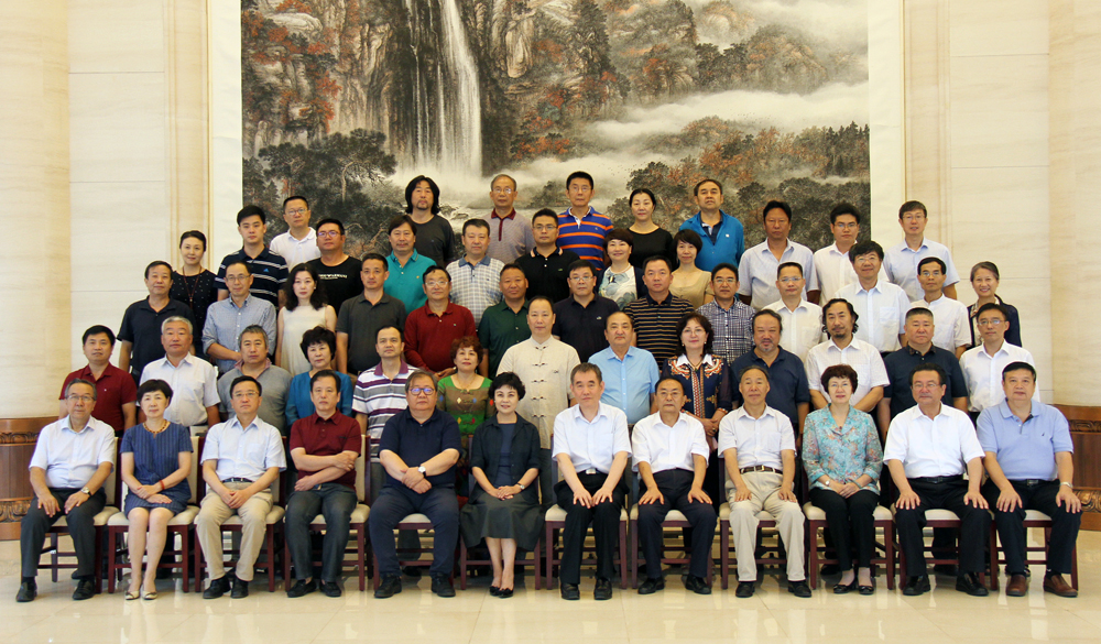 7月21日，第十一屆全國(guó)少數(shù)民族文學(xué)創(chuàng)作“駿馬獎(jiǎng)”評(píng)委會(huì)全體評(píng)委合影