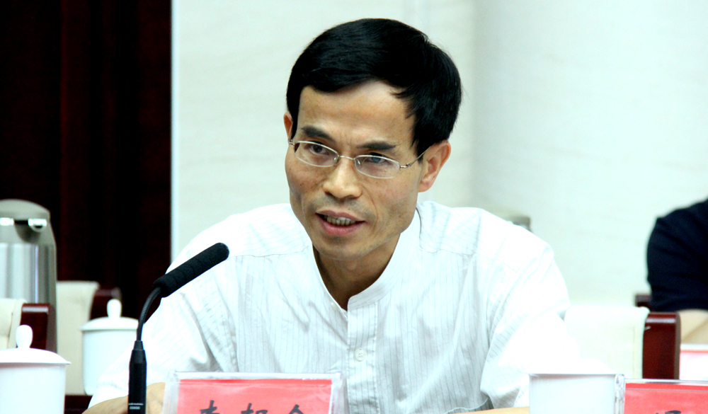 中國(guó)作協(xié)創(chuàng)研部副主任、駿馬獎(jiǎng)評(píng)獎(jiǎng)辦公室副主任李朝全作關(guān)于參評(píng)作品和譯者申報(bào)及公示情況的說(shuō)明