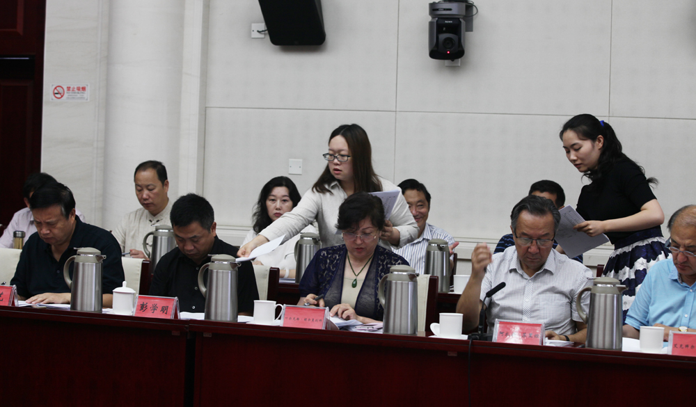 8月2日，第十一屆全國(guó)少數(shù)民族文學(xué)創(chuàng)作“駿馬獎(jiǎng)”終評(píng)會(huì)工作人員分發(fā)選票