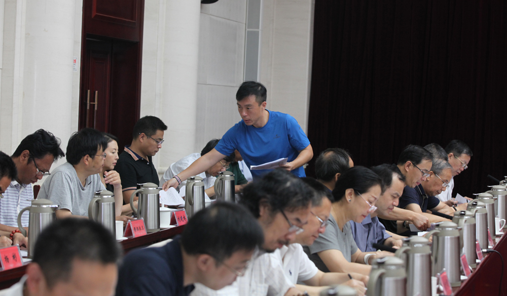 8月2日，第十一屆全國(guó)少數(shù)民族文學(xué)創(chuàng)作“駿馬獎(jiǎng)”終評(píng)會(huì)工作人員分發(fā)選票