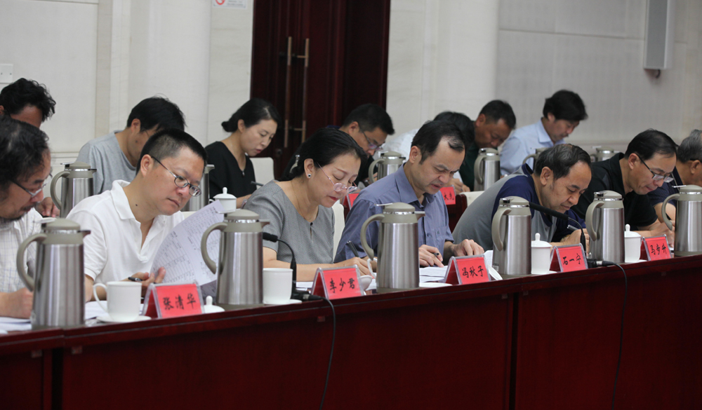 8月2日，第十一屆全國(guó)少數(shù)民族文學(xué)創(chuàng)作“駿馬獎(jiǎng)”終評(píng)會(huì)評(píng)委畫(huà)票