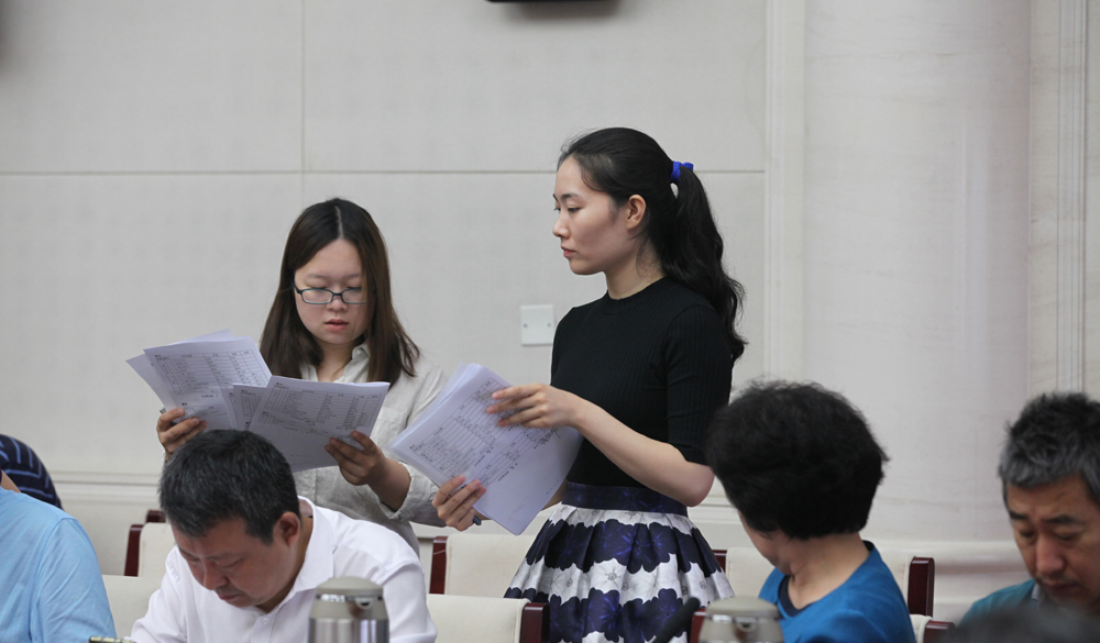 8月2日，第十一屆全國(guó)少數(shù)民族文學(xué)創(chuàng)作“駿馬獎(jiǎng)”終評(píng)會(huì)工作人員收回評(píng)委投票