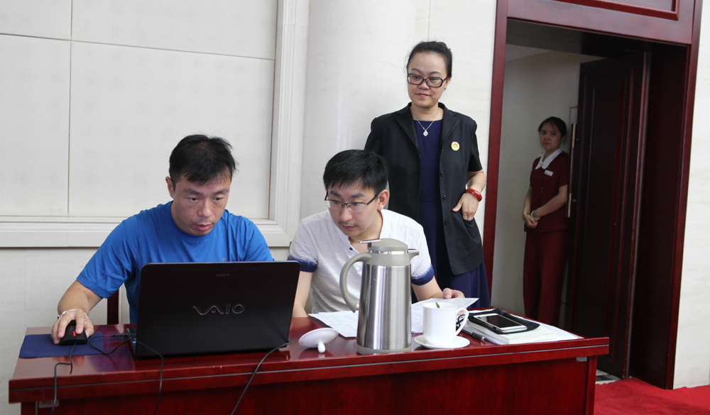 8月2日，工作人員統(tǒng)計(jì)評(píng)委畫(huà)票情況