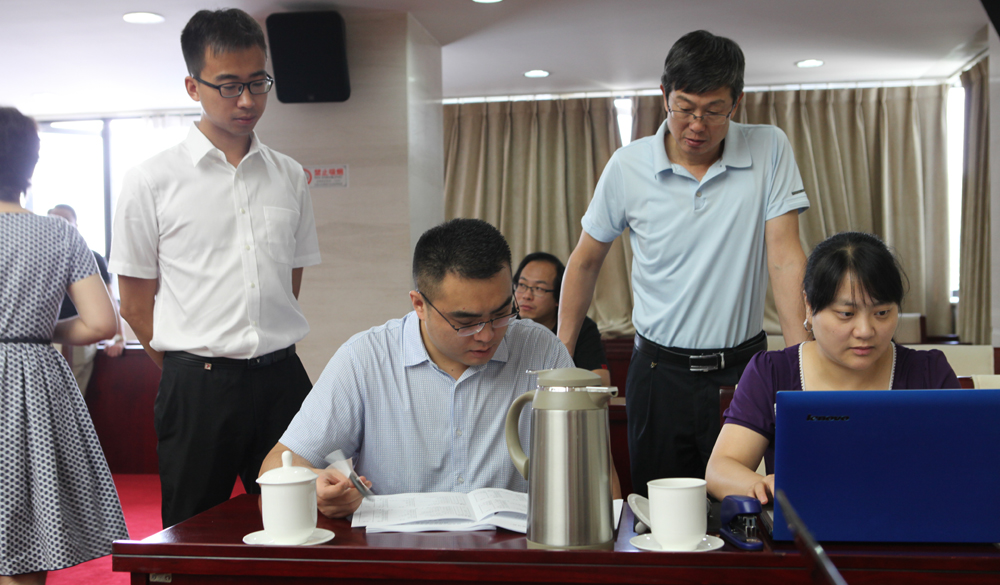 8月2日，工作人員統(tǒng)計(jì)評(píng)委畫(huà)票情況