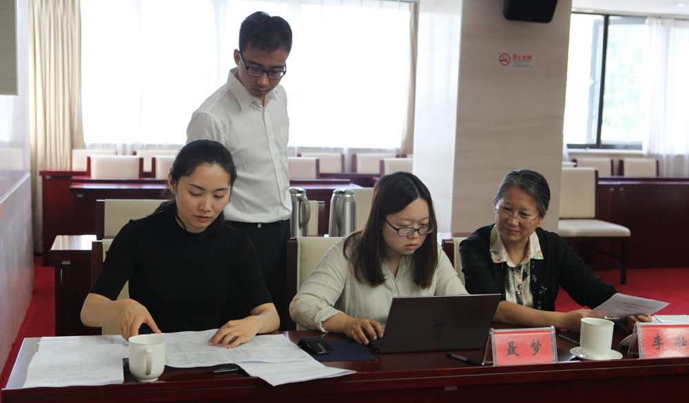 8月2日，工作人員統(tǒng)計(jì)評(píng)委畫(huà)票情況