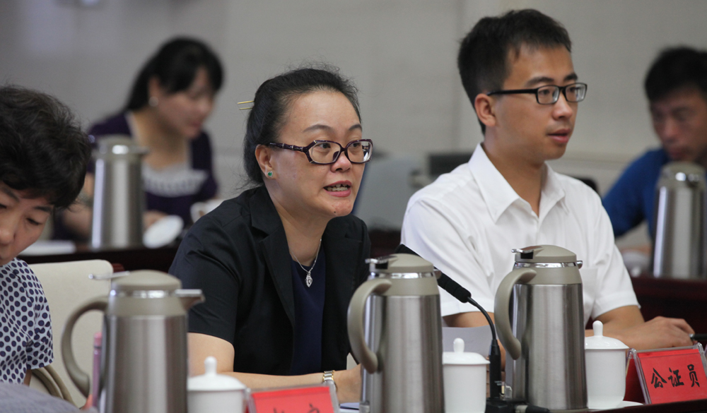 公證員宣讀公證書(shū)