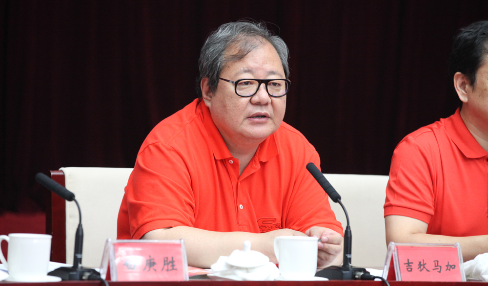 8月2日，評(píng)委會(huì)主任吉狄馬加在終評(píng)會(huì)上講話(huà)