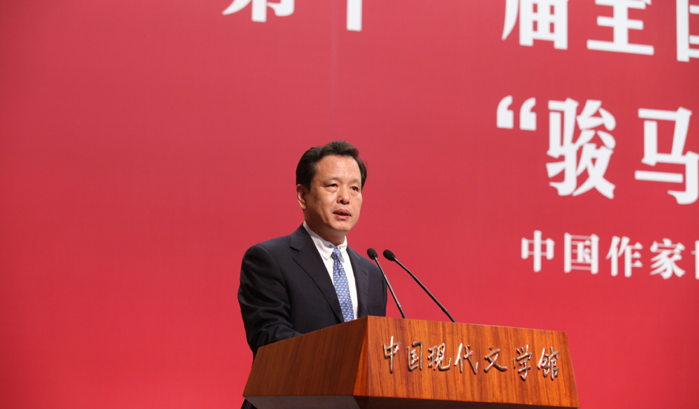 9月27日，李敬澤主持第十一屆“駿馬獎(jiǎng)”頒獎(jiǎng)禮