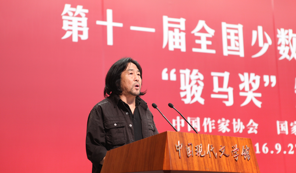 評(píng)委扎西達(dá)娃宣讀中短篇小說(shuō)獎(jiǎng)授獎(jiǎng)詞