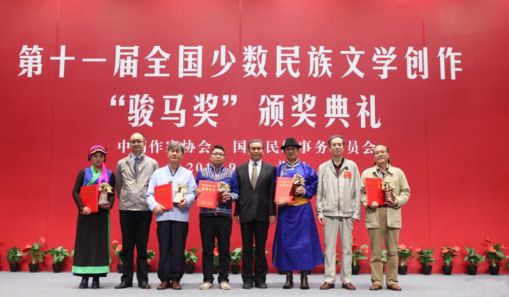 李冰、廖奔、吳義勤為散文獎(jiǎng)獲獎(jiǎng)?wù)哳C獎(jiǎng)