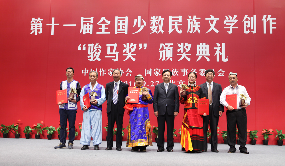 景俊海、張健、白庚勝為詩(shī)歌獎(jiǎng)獲獎(jiǎng)?wù)哳C獎(jiǎng)