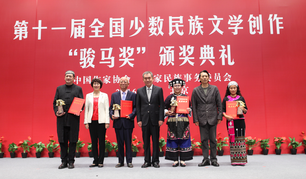 錢(qián)小芊、何建明、武翠英為報(bào)告文學(xué)獎(jiǎng)獲獎(jiǎng)?wù)哳C獎(jiǎng)