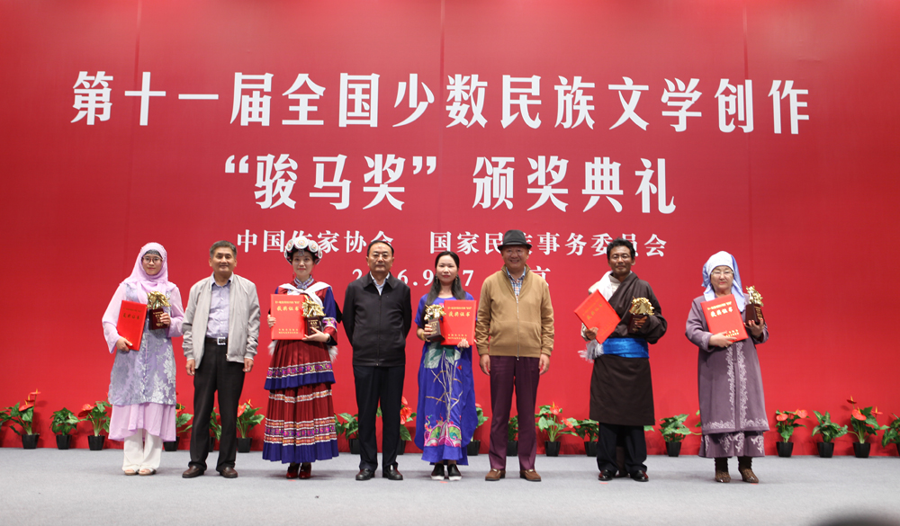 李昌平、丹增、葉辛為中短篇小說(shuō)獎(jiǎng)獲獎(jiǎng)?wù)哳C獎(jiǎng)