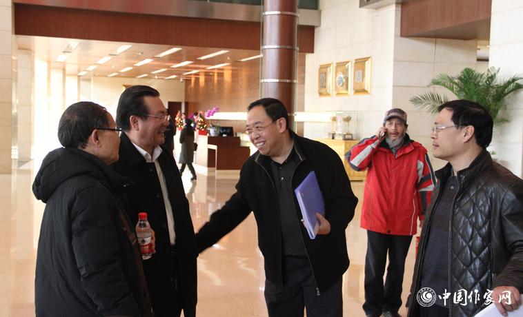 11月28日，中國作協(xié)第九次全國代表大會與會代表在報到時交談。