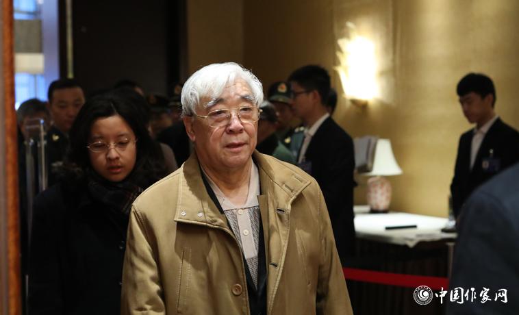 12月1日，與會代表蘇叔陽走進會場。