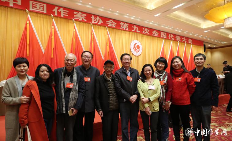 12月1日，第二次全體會議開始前，部分代表合影。