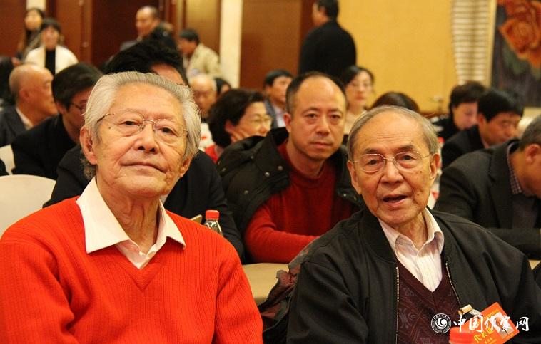 代表束沛德、崔道怡在報告會會場。