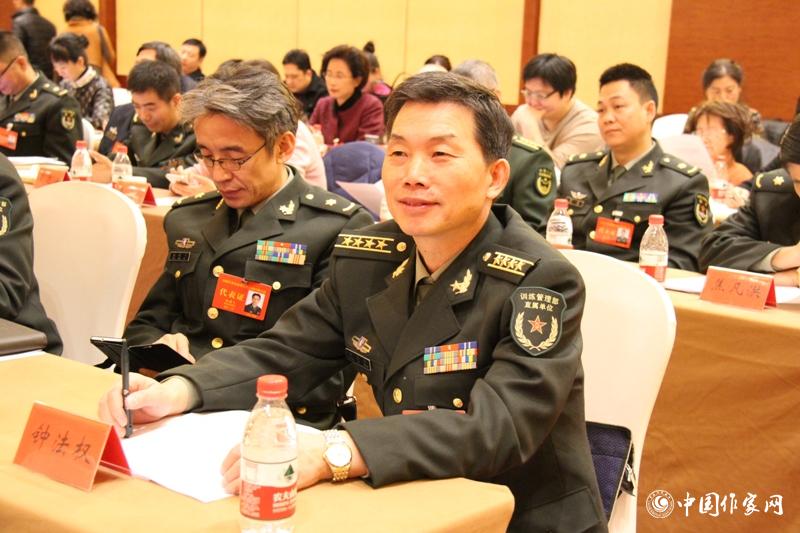 在中國作家協(xié)會第九次全國代表大會第三次全體會議上，代表鐘法權(quán)認真聆聽。