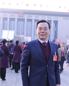 參加全國(guó)政協(xié)開(kāi)幕會(huì)的委員包明德