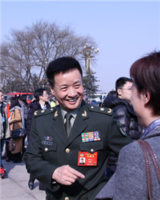 參加全國(guó)政協(xié)開(kāi)幕會(huì)的委員閻維文