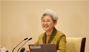 傅瑩回答中外記者提問(wèn)