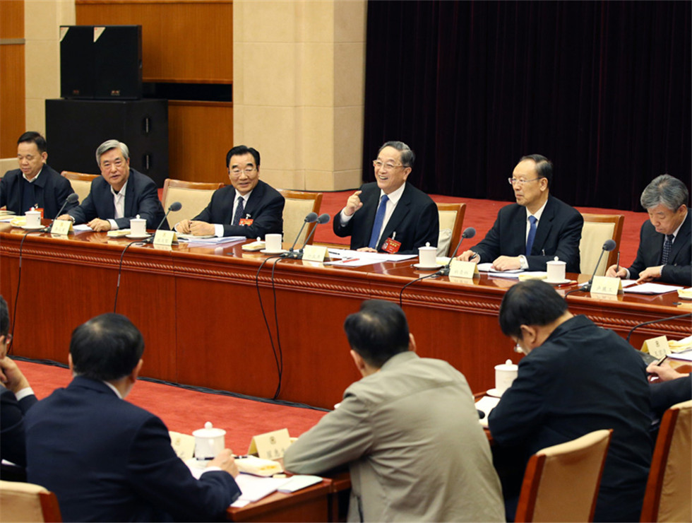 俞正聲看望社會(huì)科學(xué)、新聞出版界委員并參加討論