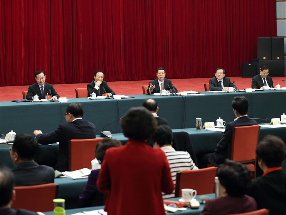 張高麗看望致公、僑聯(lián)、對(duì)外友好界委員并參加討論