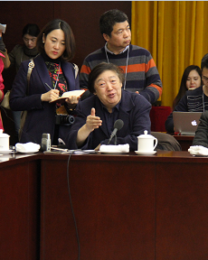 參加全國(guó)政協(xié)開(kāi)幕式的委員馮驥才