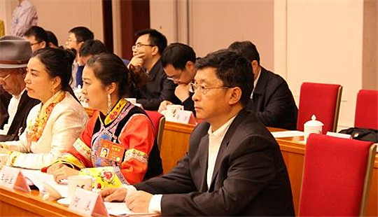 兩會(huì)專(zhuān)訪阿來(lái)：文學(xué)要把社會(huì)更寬廣的東西寫(xiě)出來(lái)