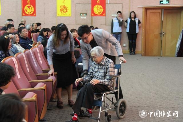 開場前，于是之的遺孀李曼宜來到現(xiàn)場